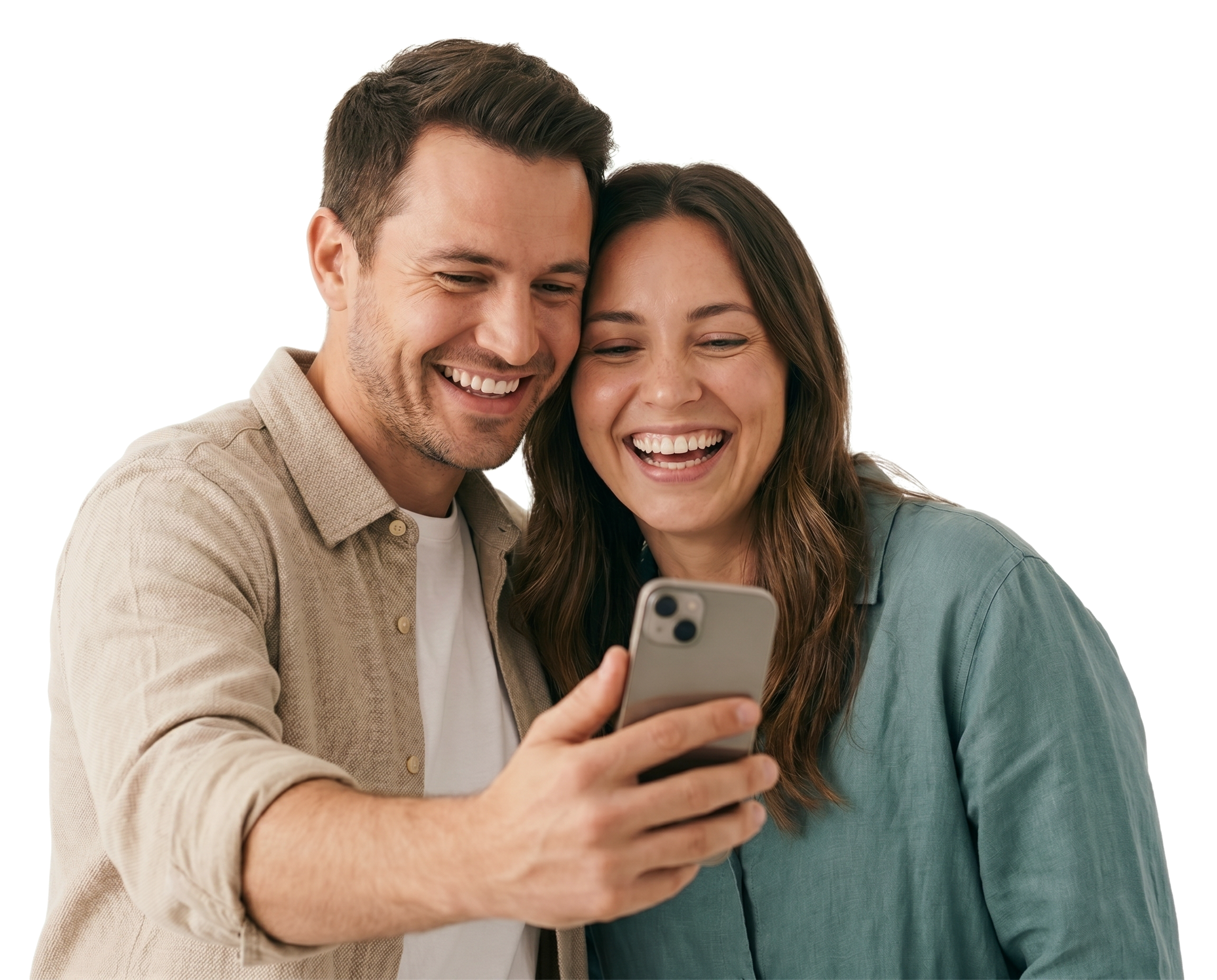 Hombre y mujer tomándose una selfie juntos y sonriendo sobre un fondo blanco